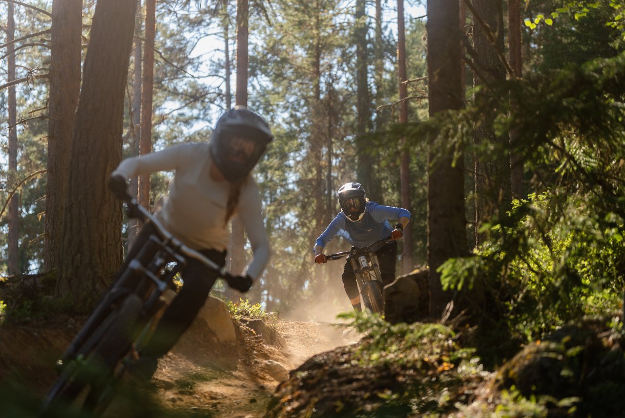 Cykla mountainbike downhill i Järvsö Bergscykel park. MTB bike park Sweden.